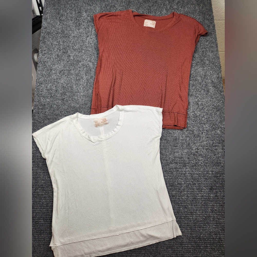 Jackson Rowe Lot Of 2 Women’s M White Rust Crew Neck Ribbed Short Sleeve Shirt